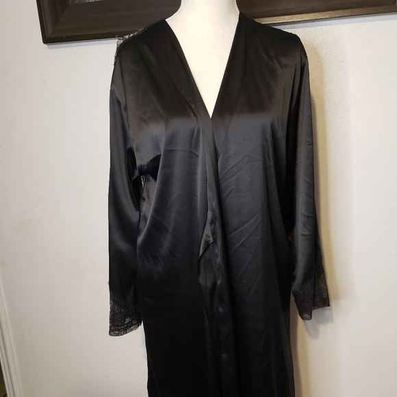 Exquisite Victoria's Secret Robe - Picture 2 of 6
